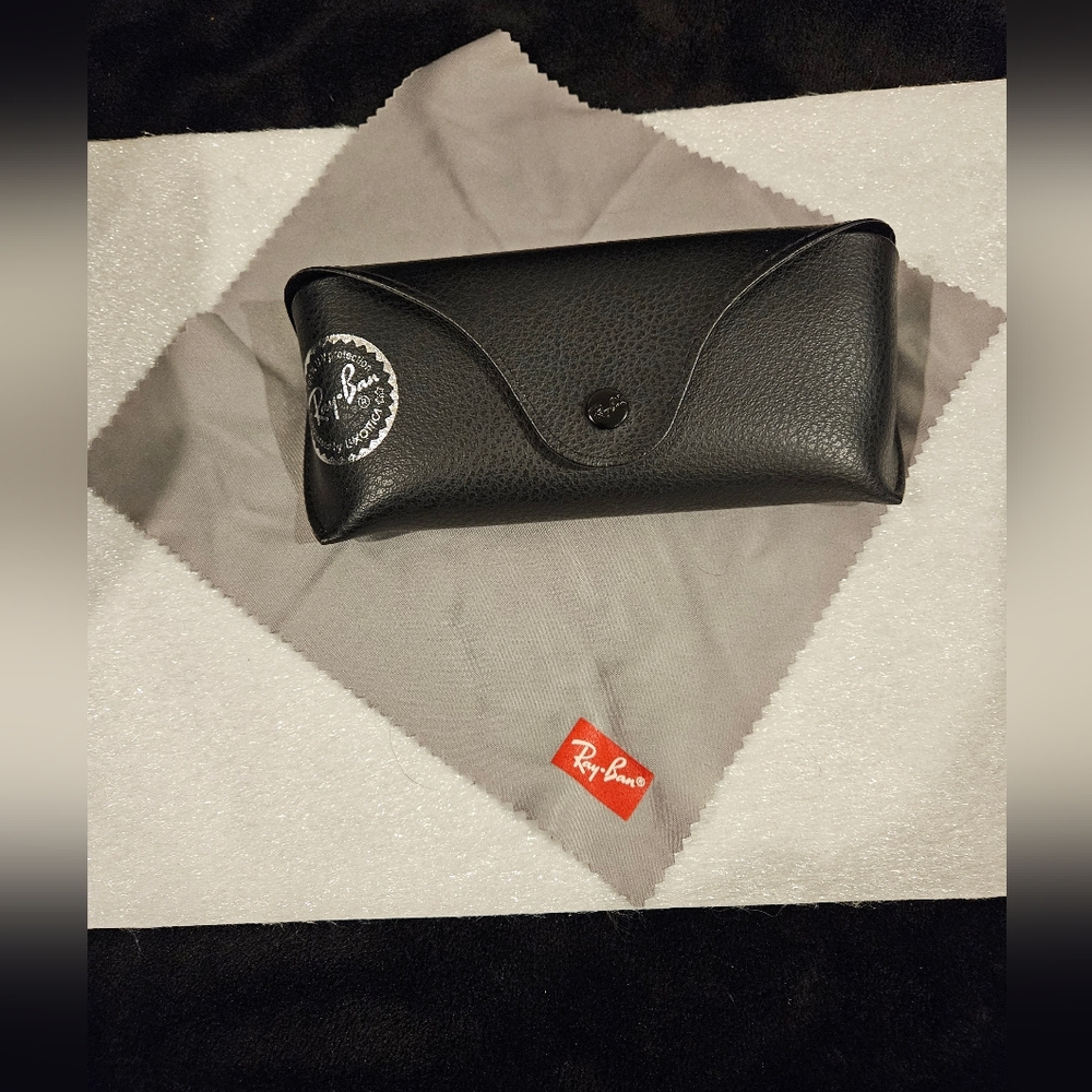 Ray-Ban Black Leather Sunglasses Case With Cleaning Cloth - Picture 1 of 4